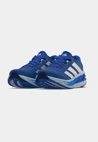 Sinised treeningjalatsid tekstureeritud pealiskihiga, valgete triipude ja paksu valge keskmise taldosa. Varustatud kummist välistallaga, millel on lineaarsete mustritega tallamustrid.