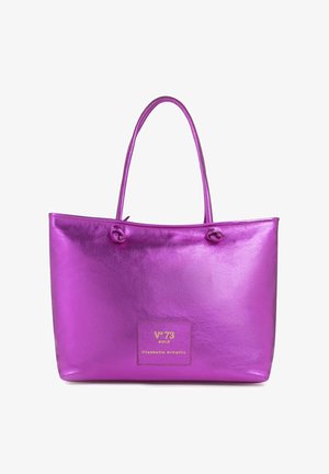Sac cabas métallisé violet avec deux anses et un écusson logo doré "V°73 GOLD Elisabetta Armellin" sur le devant.