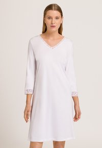 Camicia da notte bianca con maniche a tre quarti, con scollatura a V bordata in pizzo e dettagli in pizzo sulle maniche, realizzata in tessuto morbido.