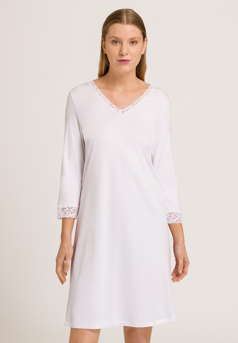 Camicia da notte bianca con maniche a tre quarti, con scollatura a V bordata in pizzo e dettagli in pizzo sulle maniche, realizzata in tessuto morbido.