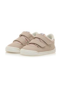 Zapatillas infantiles de color rosa claro con dos correas de Velcro, puntera redondeada y suela de goma blanca; parte superior texturizada con acentos de malla.