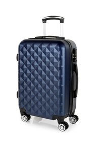 Maleta rígida de color azul marino con un patrón geométrico de diamantes, acentos negros, un mango retráctil y cuatro ruedas giratorias para mayor movilidad.