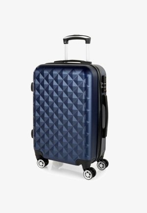 Maleta rígida de color azul marino con un patrón geométrico de diamantes, acentos negros, un mango retráctil y cuatro ruedas giratorias para mayor movilidad.
