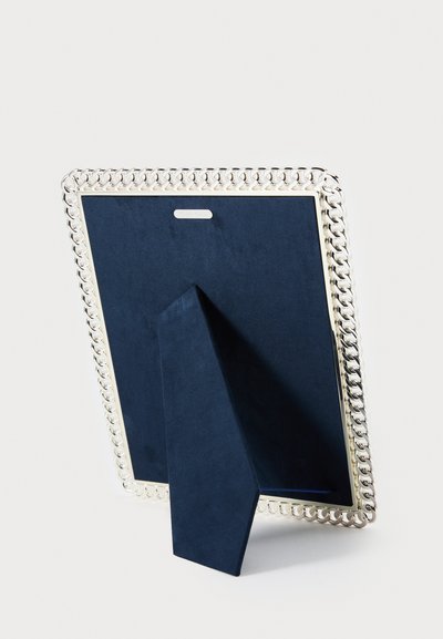 Tamsiai mėlynos aksominės nuotraukų rėmelis su sidabrinio tono karoliukų apvadu ir stovu gale vertikaliam arba horizontaliam eksponavimui.