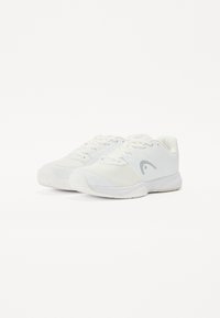 Weiße Sportschuhe mit einem strukturierten Mesh-Obermaterial, gepolstertem Schaft und einer Gummisohle. Hat ein dezentes graues Logo an der Seite.