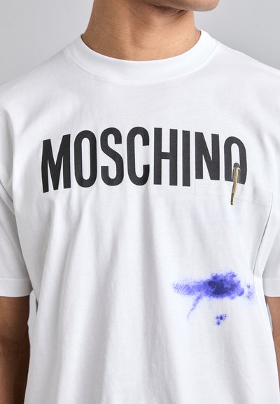 MOSCHINO WITH LOGO PEN INK  - Apdrukāts T-krekls - white