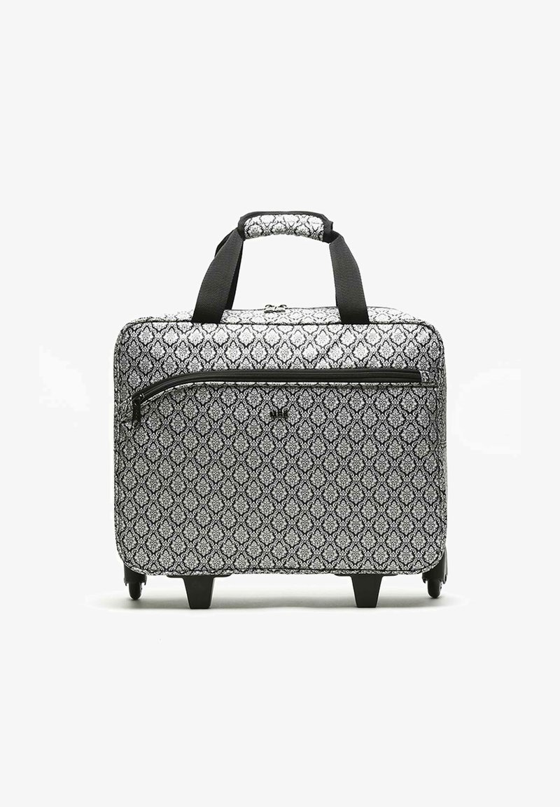 Kufr na kolečkách s černo-bílým vzorem, hladkým povrchem, dvojitými rukojeťmi, přední kapsou na zip a čtyřmi kolečky pro snadnou manipulaci.