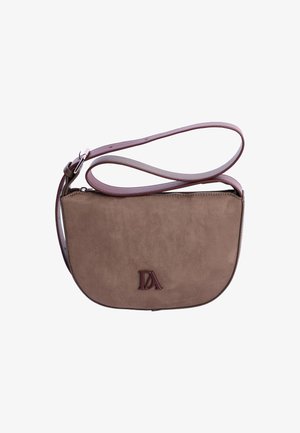 Bolso cruzado de ante marrón en forma de media luna con correa ajustable y las iniciales en rojo oscuro "DA" en el centro frontal.