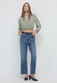 Calliope CROP CON NODO - Hemdbluse - salvia