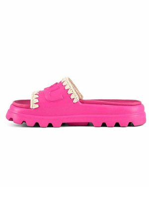 Sandal in un vivace rosa fluo, con una fascia testurizzata che presenta dettagli intrecciati in crema. Suola in gomma spessa e antiscivolo per garantire grip e durata.