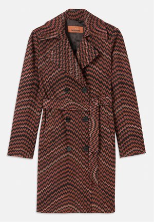 Cappotto doppiopetto con un motivo a zigzag in ruggine, nero e oro. Realizzato in tessuto texturizzato con colletto a scialle e cintura.