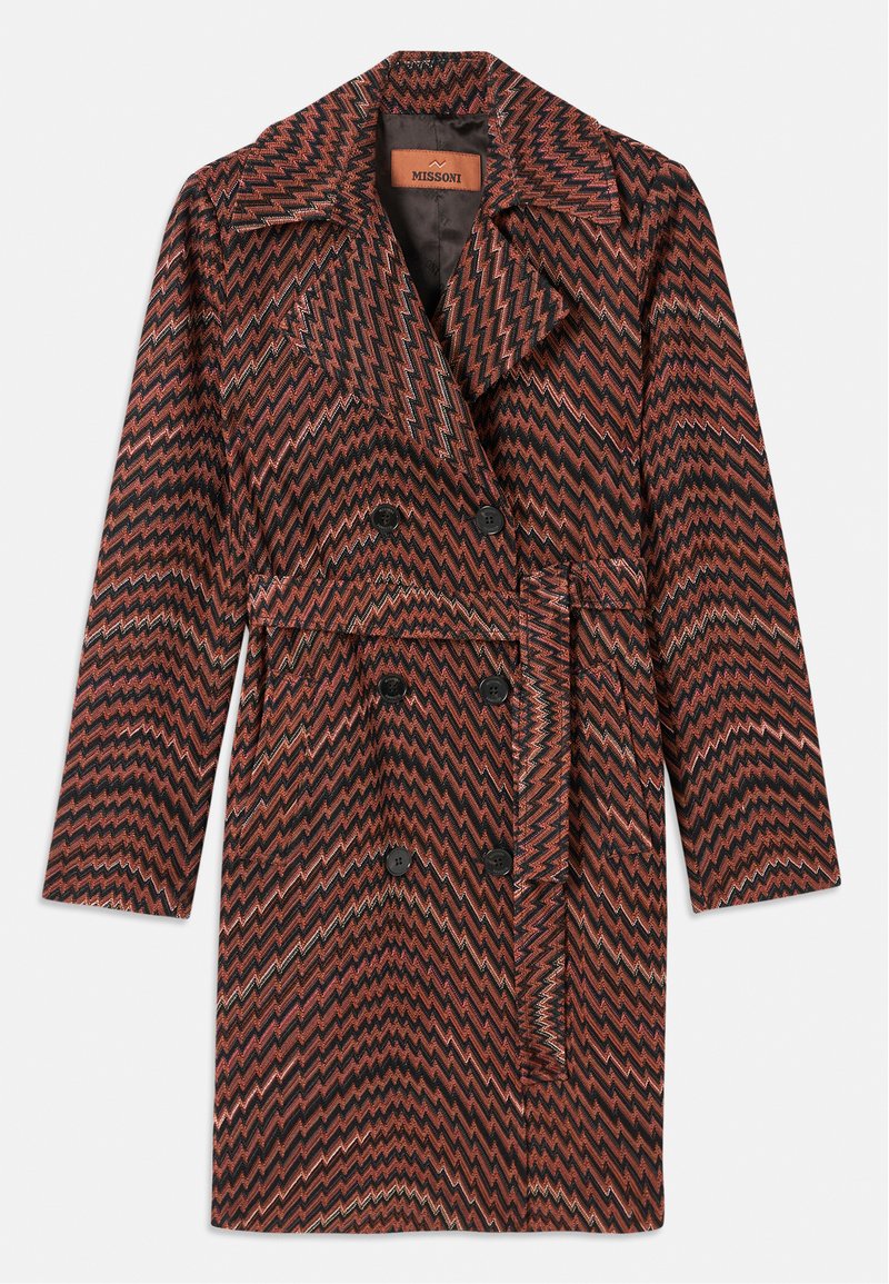 Manteau croisé présentant un motif en zigzag dans des tons de rouille, noir et or. Fabriqué en tissu texturé avec un col cranté et une ceinture.