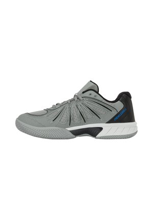 Chaussure de sport grise et noire avec semelle texturée, design à lacets et marquage "PICKLEBALL" en bleu sur le côté du talon.