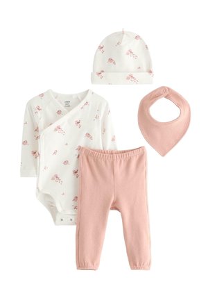 Weißer Baby-Strampler und Mütze mit rosa Blumenmuster, rosa Hose und passender rosa Lätzchen auf weißem Hintergrund angeordnet.