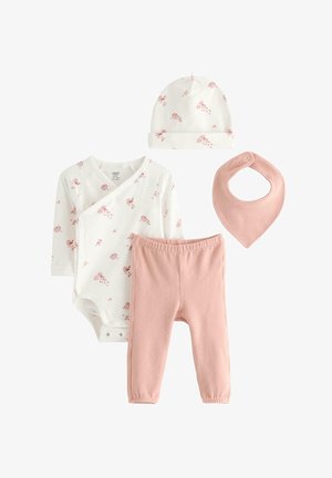 Hvid babyheldragt og hat med lyserødt blomsterprint, lyserøde bukser og en matchende lyserød savlesmæk arrangeret på en hvid baggrund.