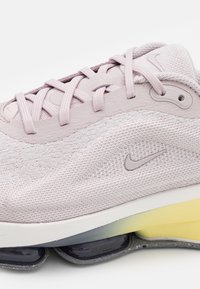 Nike Performance VERSAIR - Trainingsschuh - platinum violet/smokey mauve/soft yellow/metallic silver/black