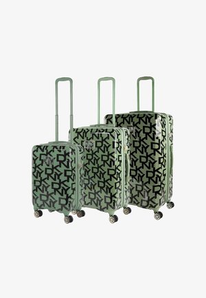 Conjunto de tres maletas rígidas verdes con logotipos negros superpuestos "DKNY", asas telescópicas y cuatro ruedas giratorias cada una.