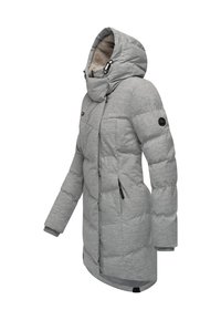 Siva puhasta jakna s kapuco, z vzorcem prešite tkanine, stranskimi žepi na zadrgo in rebrastimi manšetami na rokavih. Notranja podloga iz flisa zagotavlja toploto.