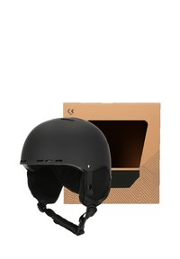 Schwarzer mattierter Helm mit gepolstertem Innenraum und verstellbarem Kinnriemen, neben einer braunen Pappschachtel mit durchsichtigem Sichtfenster präsentiert.