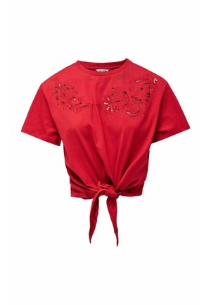 Top corto rojo de manga corta con bordado floral calado en el pecho y un nudo delantero en el bajo.