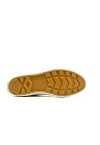 Suola in gomma di una scarpa, con un motivo testurizzato in ocra e un logo circolare, bordata da una soletta bianca.