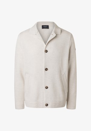 Cardigan de punto de manga larga color beige claro con cuello, cuatro botones marrones en la parte delantera y dos bolsillos laterales.