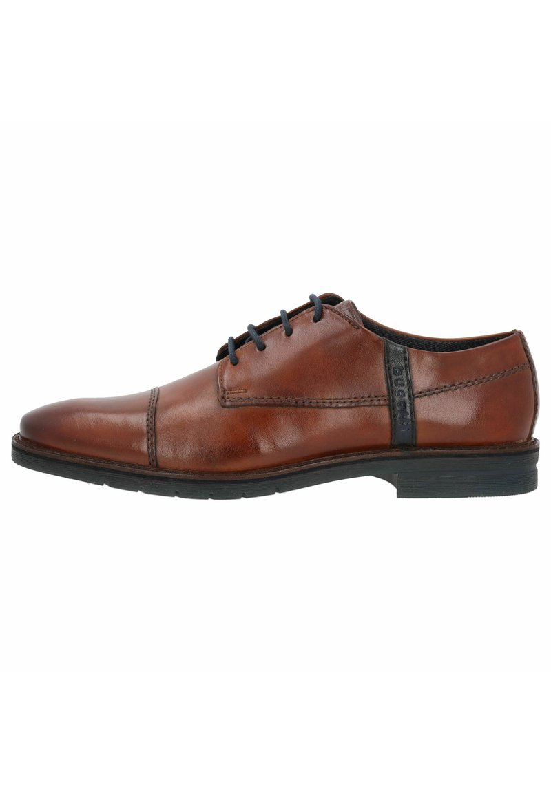 Scarpa da cerimonia in pelle marrone con finitura liscia, punta affusolata, dettagli neri e quattro asole per i lacci, montata su una suola nera texture.