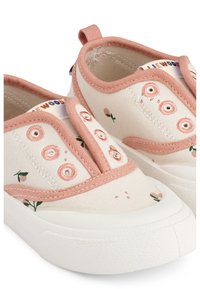 Bottines en toile de couleur crème avec des accents roses, broderie florale et semelle en caoutchouc blanc texturé. Comprend des détails élastiques pour un enfilage facile.