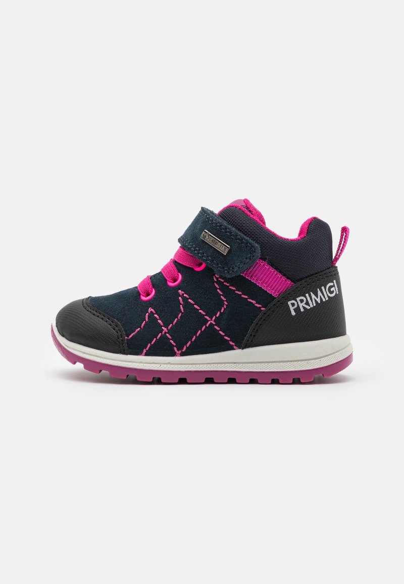 Chaussure pour enfant bleu marine avec des accents roses, dotée d'une sangle Velcro, d'un motif cousu, d'une semelle en caoutchouc et d'un col rembourré.