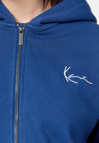 Karl Kani CHEST SIGNATURE ESSENTIAL ZIP HOODIE UNISEX - Majica s kapuljačom i patentnim zatvaračem - blue