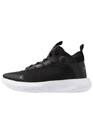 Scarpa da basket nera alta con suola bianca, tomaia in mesh, design con lacci e marchio sulla punta e sul tallone.
