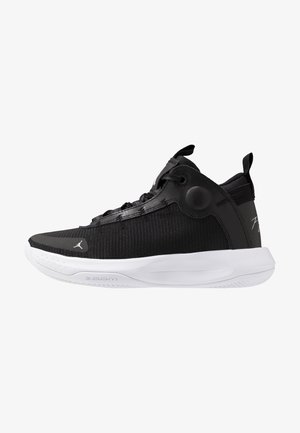 Zapatilla de baloncesto negra de caña alta con suela blanca, parte superior de malla, diseño con cordones y marca en la puntera y el talón.