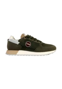 Sneakers verdi con un upper in suede e mesh, dotati di un logo rotondo, accenti beige e una suola bianca con battistrada testurizzato.