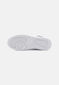 Semelle de sneaker, en caoutchouc blanc, motif de bande de roulement texturé avec des détails circulaires. Marque "HILFIGER" embossée sur le côté.
