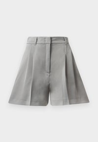 Shorts plissés gris en tissu lisse, dotés d'une taille haute, de poches avant et d'un design ajusté aux lignes épurées.