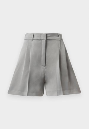 Shorts plissés gris en tissu lisse, dotés d'une taille haute, de poches avant et d'un design ajusté aux lignes épurées.