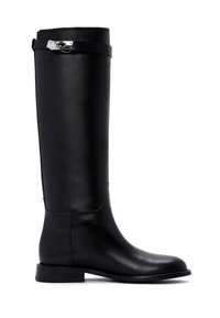 Stivale in pelle nera altezza ginocchio con una texture liscia, punta affusolata e un accento di fibbia argentata lungo il gambale. Tacco piatto resistente.