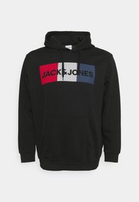 Černá mikina s kapucí s potiskem na přední straně s textem "JACK & JONES" a barevnými pruhy v červené, bílé a modré barvě. Materiál z bavlněné směsi.