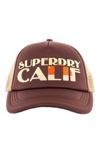 Cappello marrone con schiena in rete beige. Presenta "SUPERDRY CALIF" in lettere grasse, crema e arancione. Visiera arrotondata e dettagli cuciti.