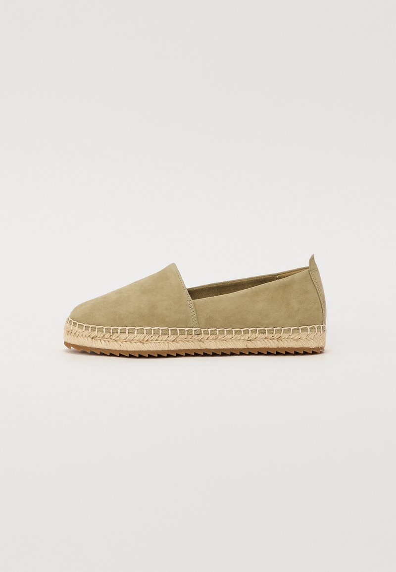 Espadrilles en daim vert olive à enfiler avec une semelle en jute tressé et un bord texturé. Bout rond et design minimaliste.