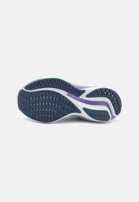 Hardloopschoen outsole met een blauwe, getextureerde rubberen oppervlakte, voorzien van witte en paarse accenten, en een duidelijk geprepareerd profiel voor grip.