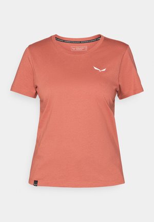 T-shirt a maniche corte, con collo a giro in corallo. Realizzato in tessuto morbido con una sottile trama, presenta un piccolo logo bianco sul petto e un'etichetta laterale.
