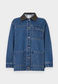 Jeans jakna v temno modri barvi z rjavim ovratnikom, sprednjim gumbom za zapiranje, enim žepom na prsih in dvema spodnjima žepoma. Klasičen kroj z našitki.
