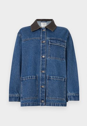 Giubbotto di jeans blu scuro con colletto marrone, chiusura anteriore con bottoni, una tasca sul petto e due tasche inferiori. Vestibilità classica con dettagli cuciti.