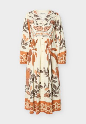 Pikk kreemjas kleit nööbitava esiosaga, pikkade varrukatega ning oranži ja pruuni lille- ja linnumustriga üle kogu pinna.