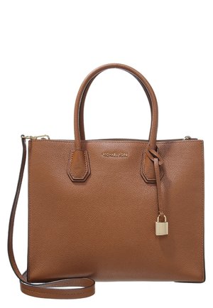 Brązowa skórzana torebka Michael Kors z podwójnymi uchwytami, odłączanym paskiem na ramię i dekoracyjną złotą kłódką zawieszoną na jednym uchwycie.