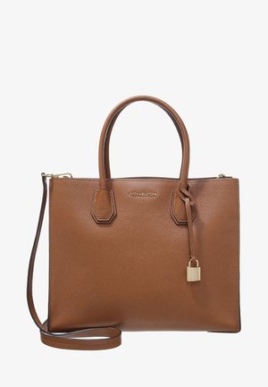 Brązowa skórzana torebka Michael Kors z podwójnymi uchwytami, odłączanym paskiem na ramię i dekoracyjną złotą kłódką zawieszoną na jednym uchwycie.
