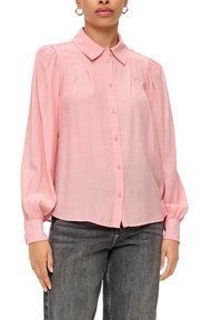 Helles Rosa, langärmlige Bluse mit Knopfverschluss, Kragen und gefältelten Details. Weicher, texturierter Stoff und leicht geraffte Ärmel.