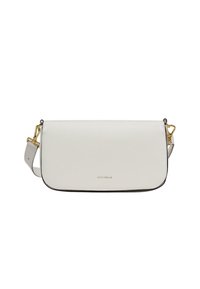 Hvid rektangulær skuldertaske i læder med guldfarvede spænder og justerbar rem, lille "Coccinelle"-brandlogo foran.