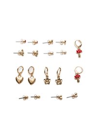 Set di orecchini in tono oro, composto da quattro paia di orecchini a perno con design a cuore e fiore, e un charm a fungo su un cerchio. Diverse forme e dimensioni.
